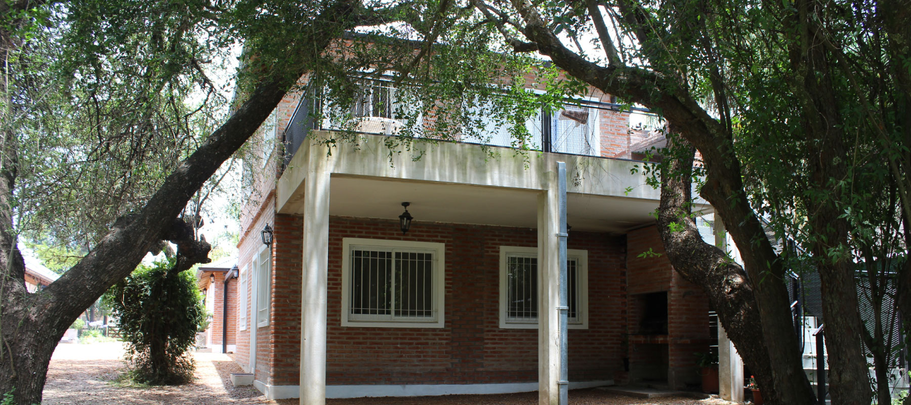Cabaña 7 · Frente y balcón